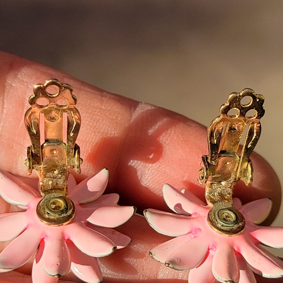 Vintage Pink Daisy Clip-On earrings ~ 1960s Mod ~ Flower Power~ Cute! - Picture 9 of 15